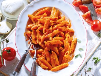 Penne s tomaty a mozzarellou